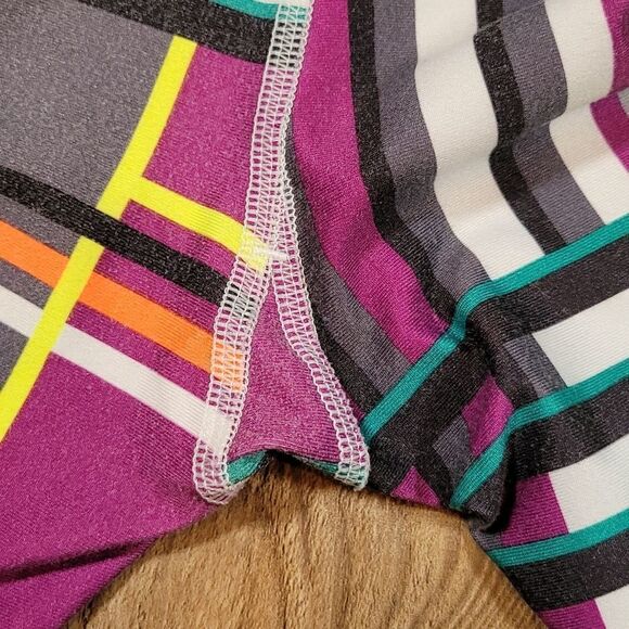 🔺️Fabletics Multicolored "Salar" Powerhold Crop Athletic Pants Small - Picture 9 of 12